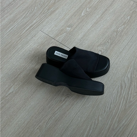 Steve Madden SLINKY30 Black Platform Sandal - Picture 3 of 5